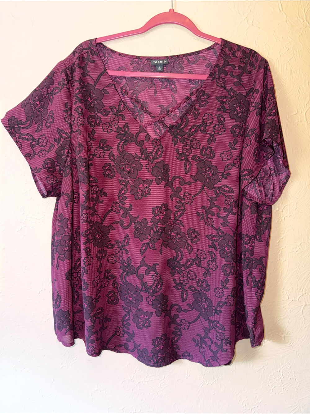 Torrid plus size 2 Plum Floral V-Neck Blouse with Black Lace-Like Print